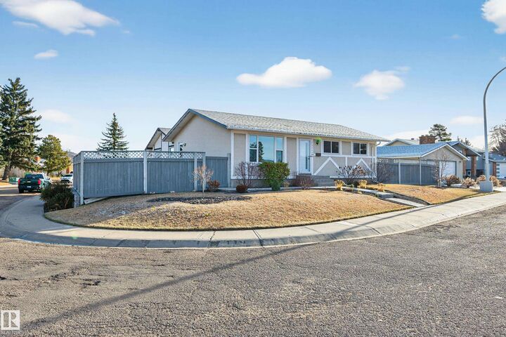 Photo de la propriété:  15231 119A Street NW  AB T5X 1K9 