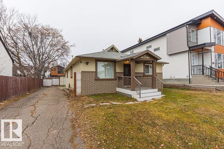 Property Photo:  9738 152 Street NW  AB T5P 1X1 