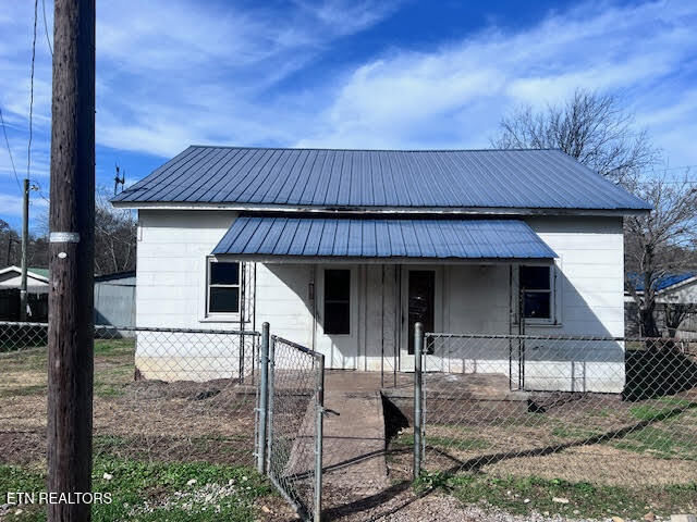 Property Photo:  502 Thompson St  TN 37846 