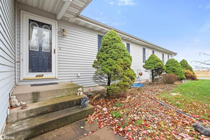 Property Photo:  407 W Oak Street  IA 52623 