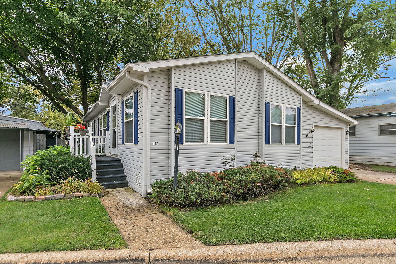 Property Photo:  117 Parkwood Road  IL 60123 