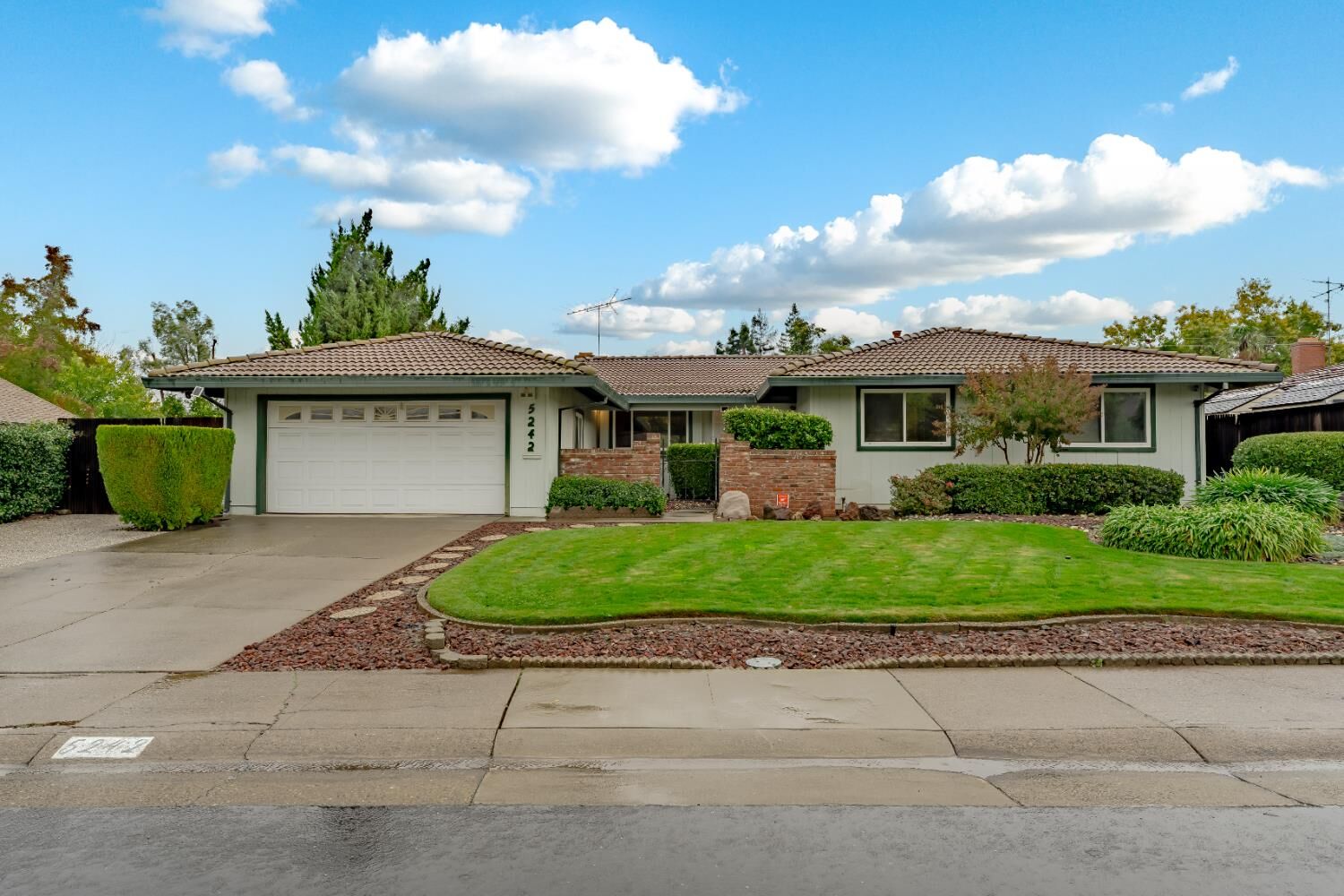 Property Photo: 5242 Ridgedgate Way CA 95628