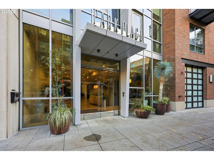 Property Photo:  922 NW 11th Ave 305  OR 97209 