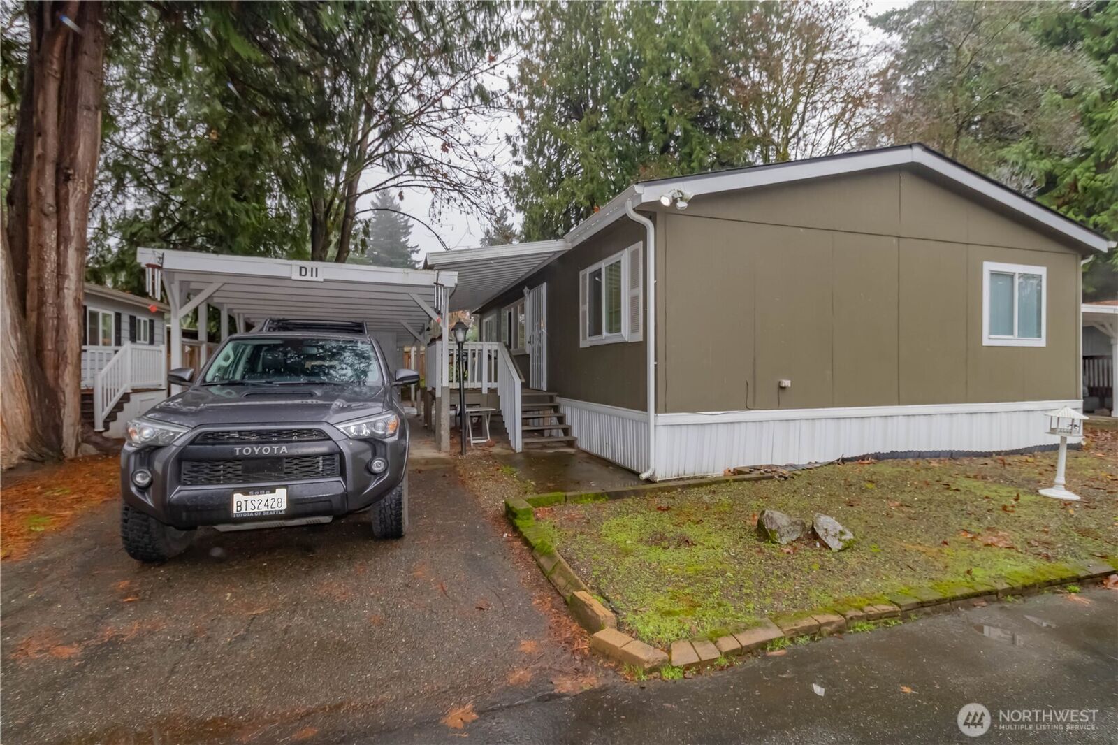Property Photo: 900 29th Street SE D-11 WA 98002