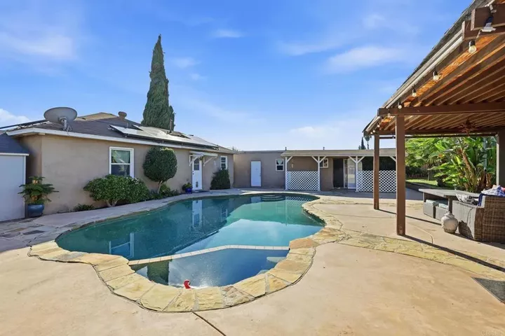 Property Photo:  558 E El Norte Parkway  CA 92026 