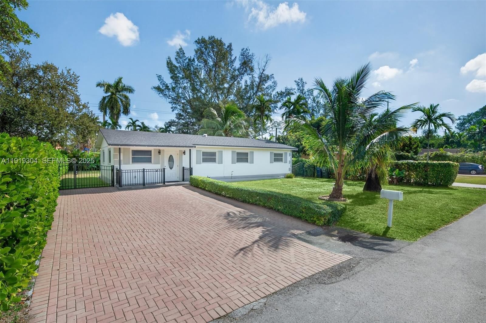 Property Photo: 6255 SW 62nd Ct FL 33143