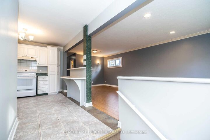 Property Photo:  62 Dale Avenue Upper  ON M1J 3J5 