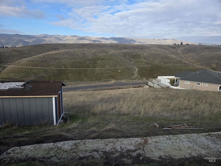 Property Photo: 2217 Deer Pointe Dr WA 99403