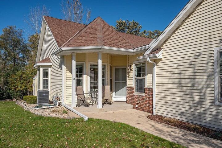 Property Photo:  838 838 Elise Court Ct  WI 53189 