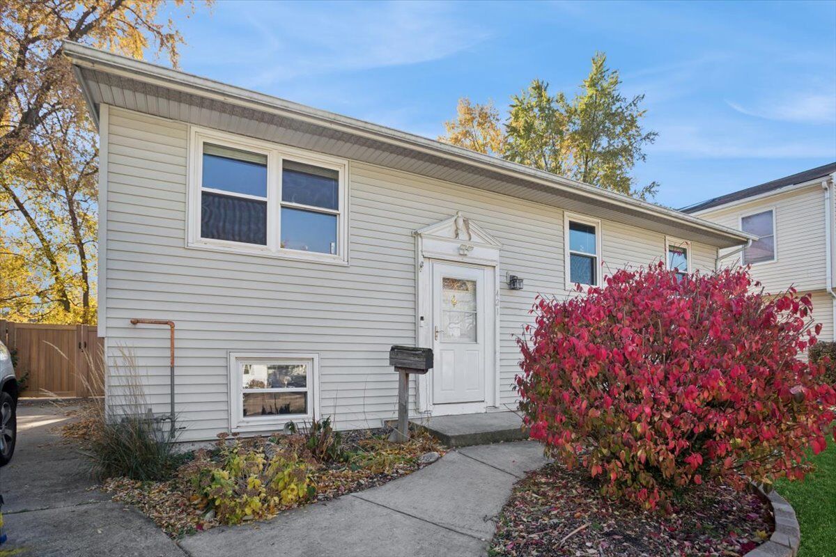 Property Photo: 421 E Altgeld Avenue IL 60139