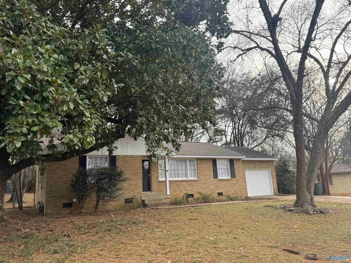 Property Photo: 909 Graycroft Drive SW AL 35802