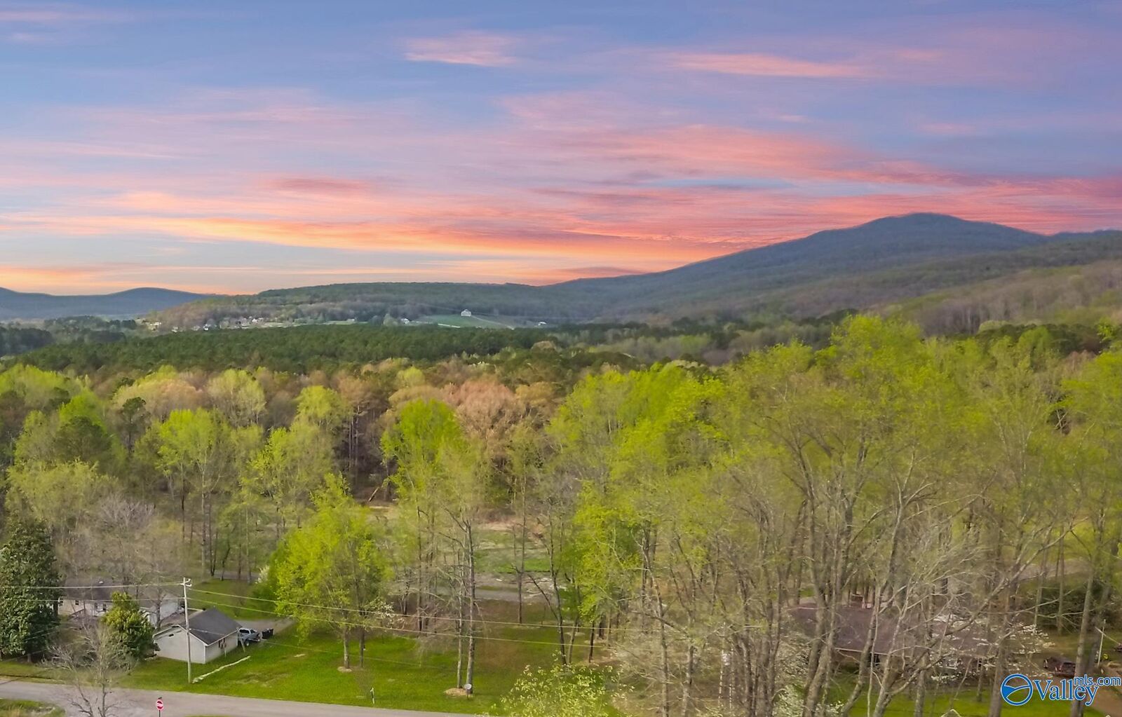 Property Photo: 105 Blackfoot Bend AL 35748