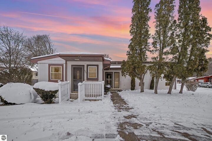 Property Photo:  905 E Gaylord Street  MI 48858 