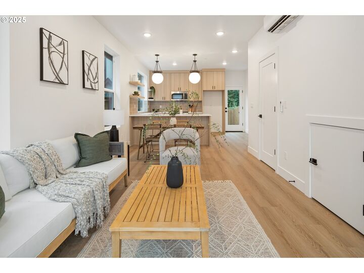 Property Photo:  4029 SE Tibbetts St  OR 97202 