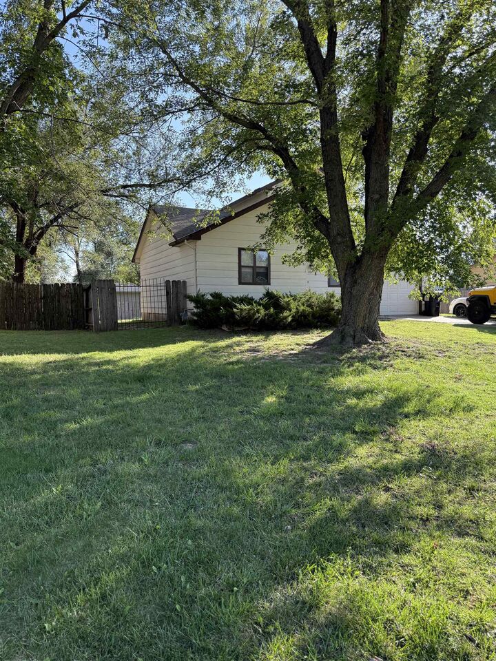 Property Photo:  1027 W Maywood  KS 67217 