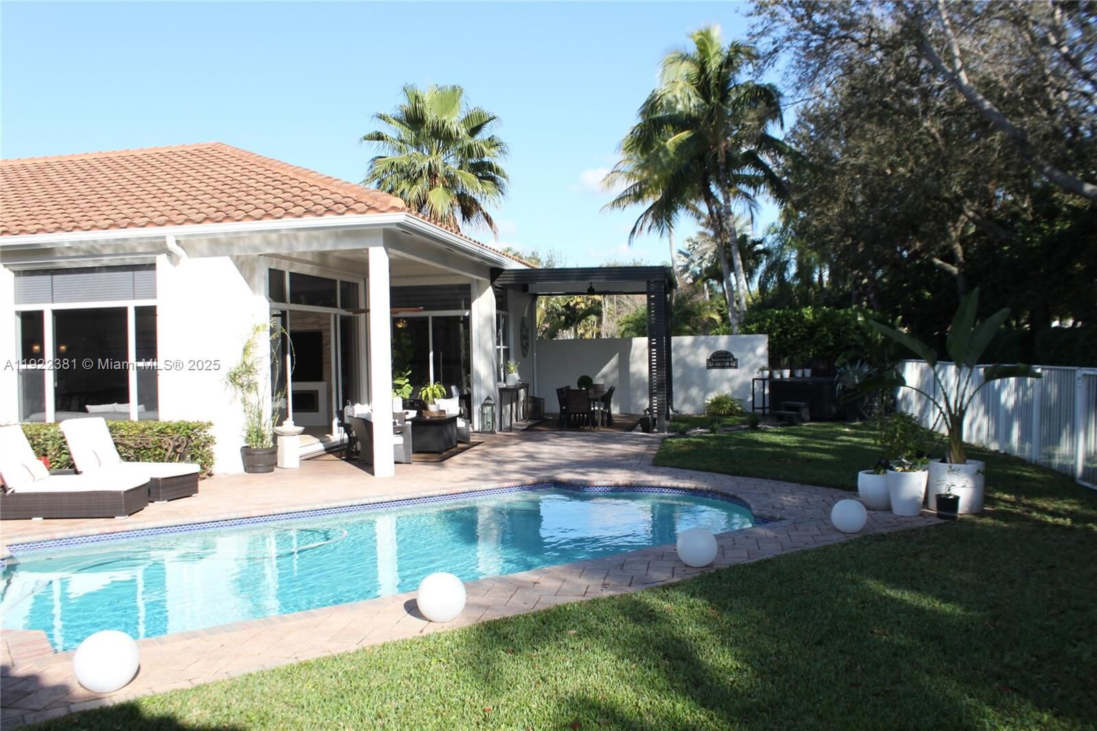 Property Photo: 2524 Bay Pointe Ct 2524 FL 33327