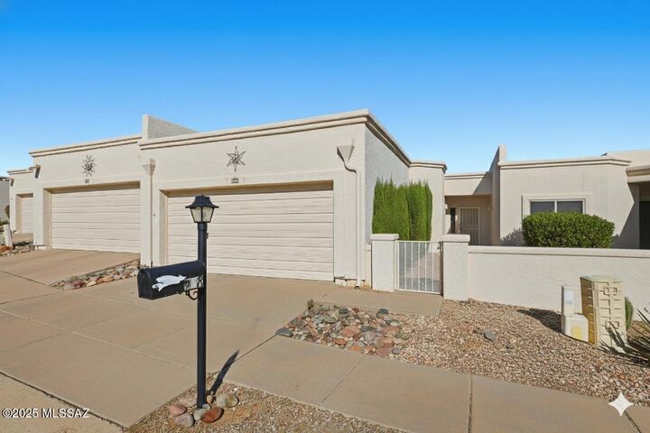 Property Photo:  988 W Calle De Emilia  AZ 85614 