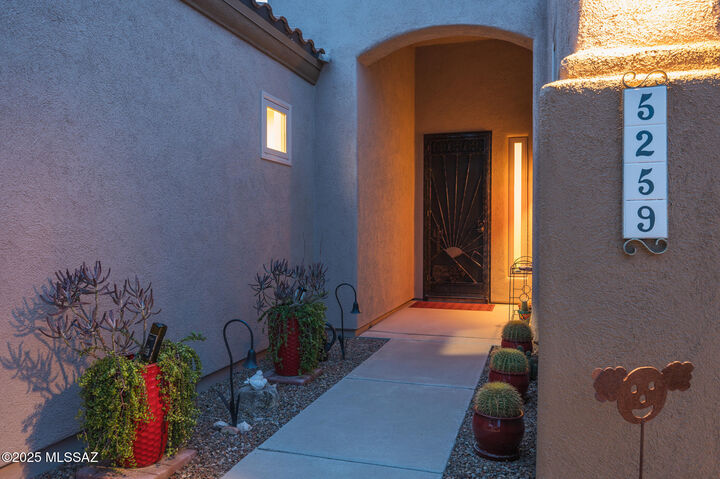 Property Photo: 5259 N Fairway Heights Drive AZ 85749