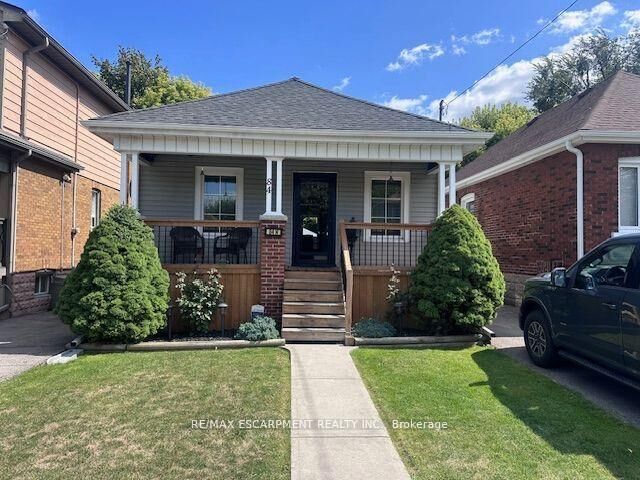 84 Barons Avenue N — photo 1