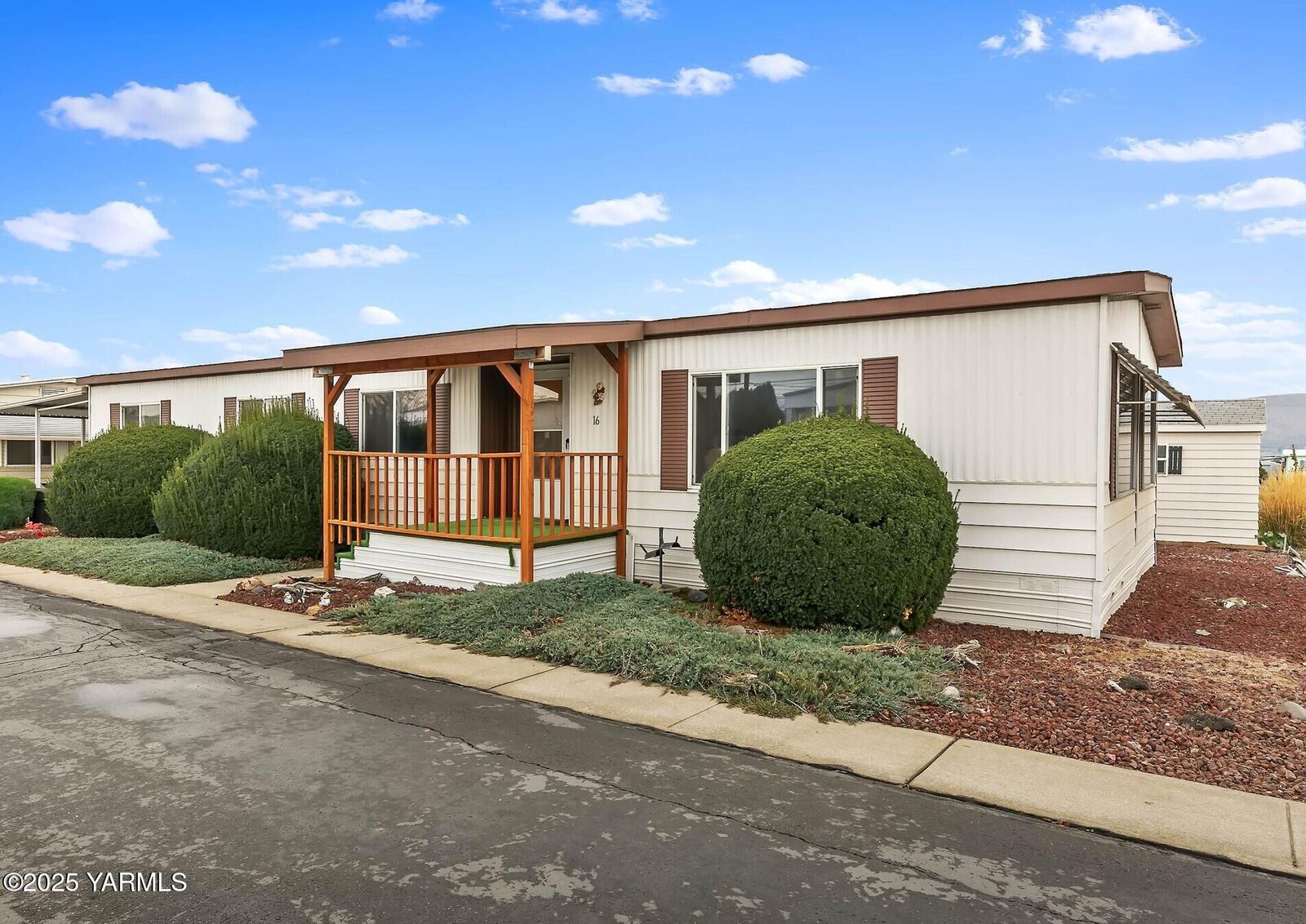 Property Photo: 18 W Washington Ave 16 WA 98903