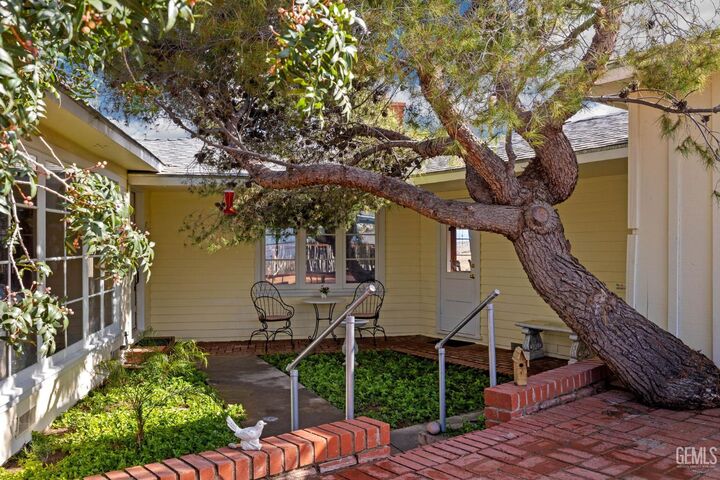 Property Photo: 526 Washington Avenue CA 93268