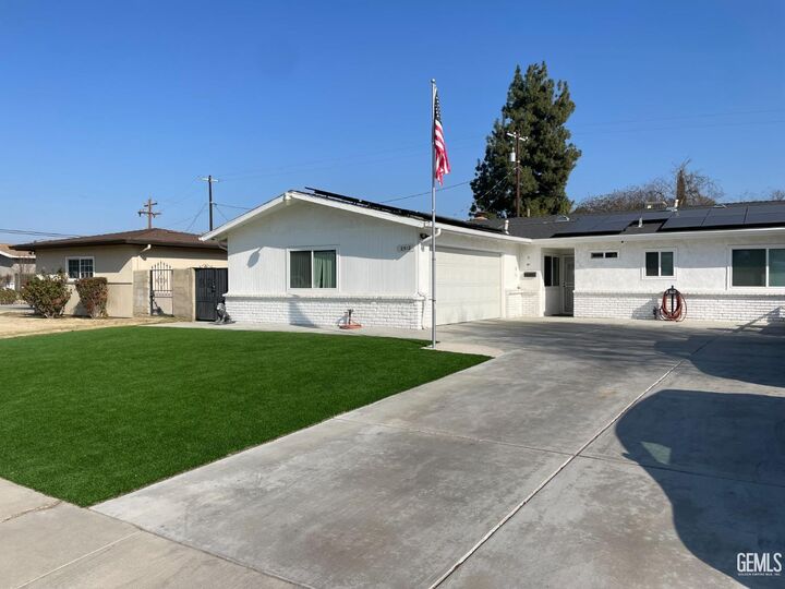 Property Photo: 2512 Blackstone Court CA 93304