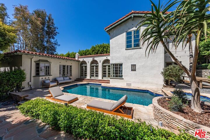 Property Photo:  1136 N Doheny Dr  CA 90069 