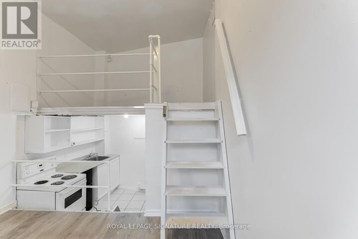 Property Photo:  3042 Dundas Street West Back  ON M6P 1Z5 
