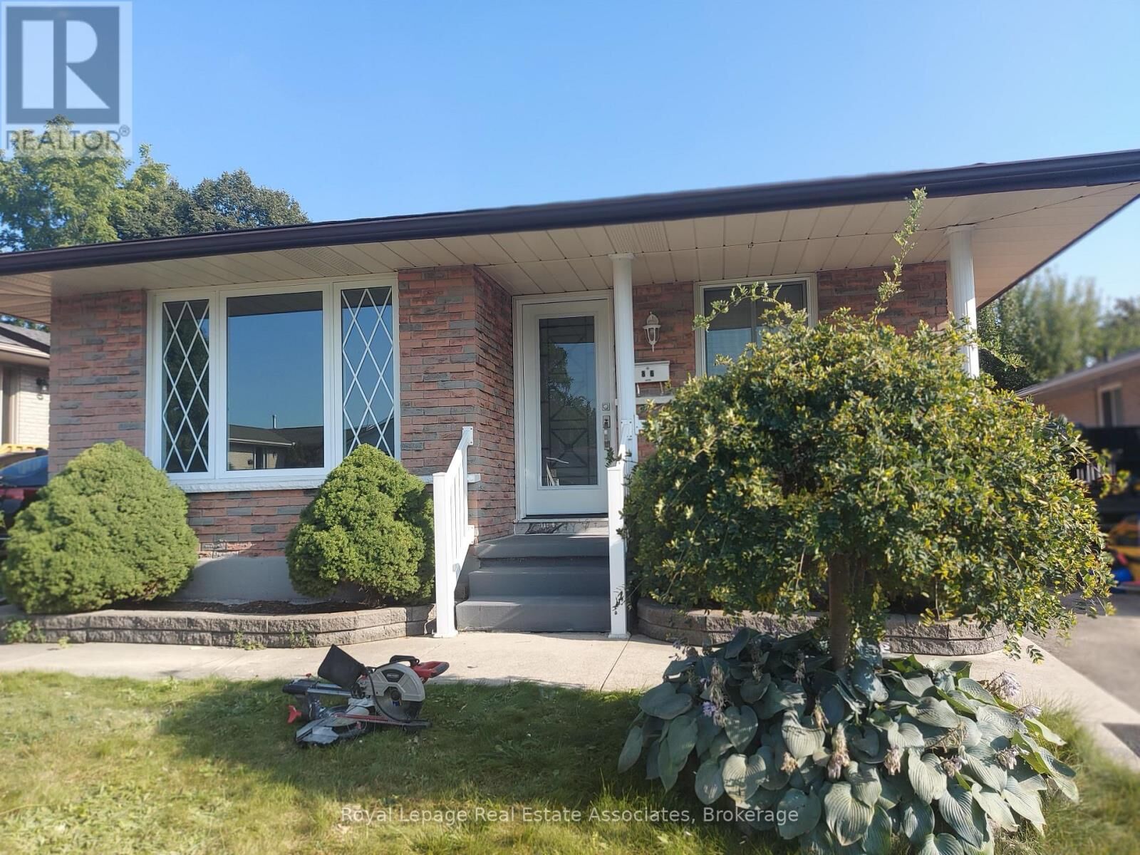 Property Photo:  86 Overlea Crescent Main  ON N2M 5A9 