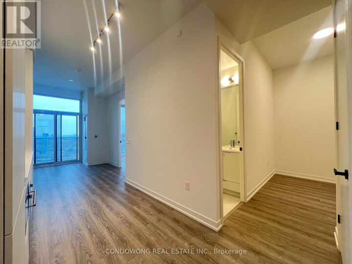 Property Photo:  8 Interchange Way 3607  ON L4K 0R2 