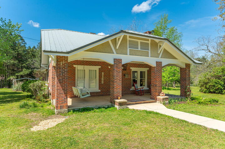 Property Photo: 8168 N Hwy 85 FL 32567