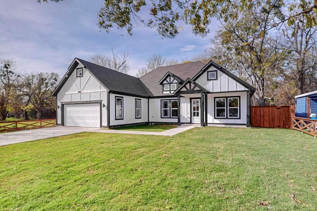 Property Photo: 1110 Norris Street TX 75428