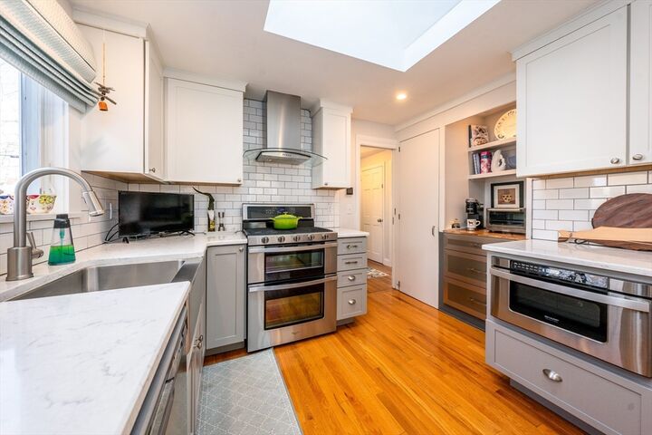 Property Photo:  142 Chestnut St  MA 02601 