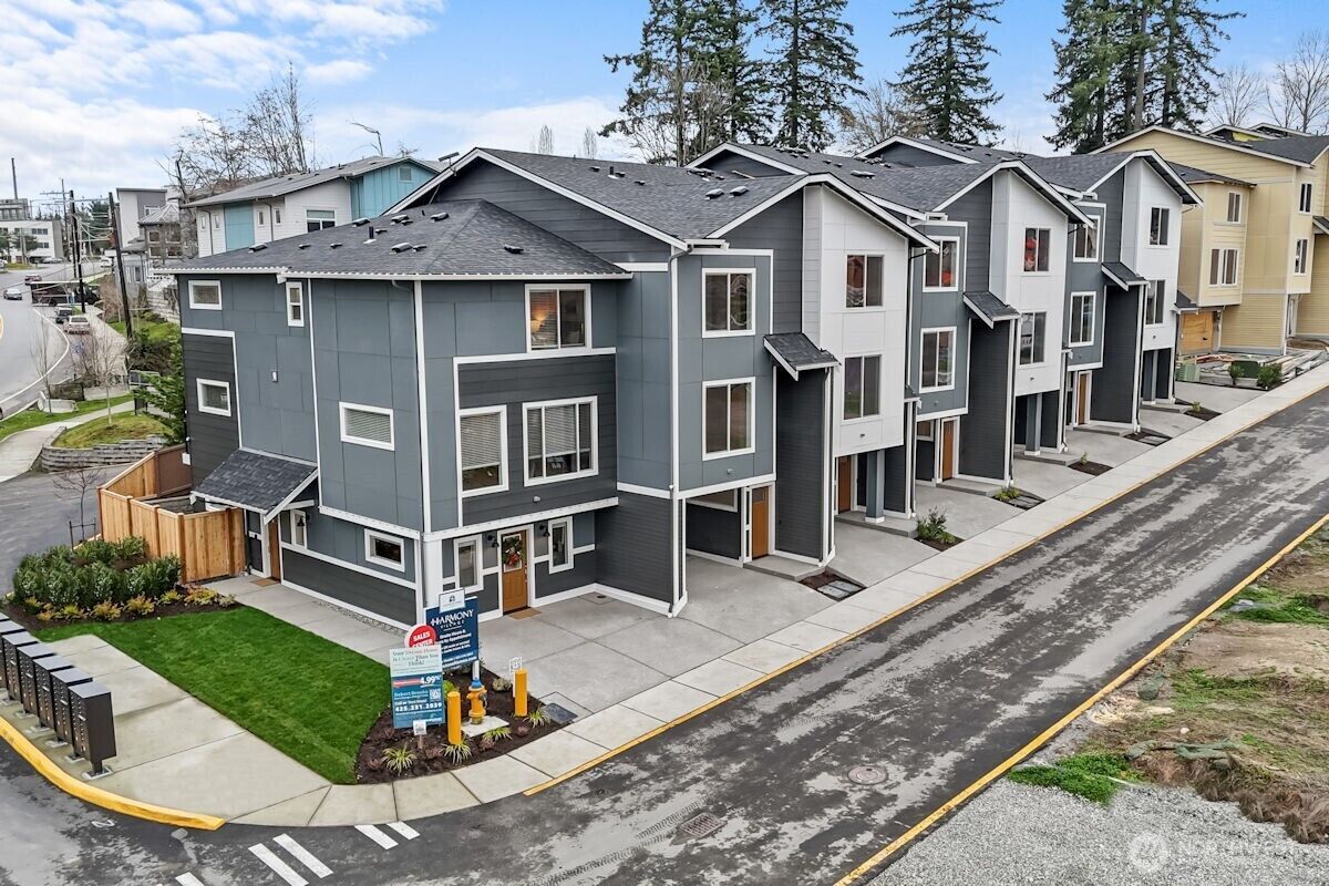 Property Photo: 16823 Alder Way E5 WA 98037