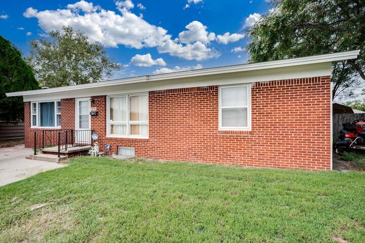 Property Photo:  1236 E Galena St  KS 67216 