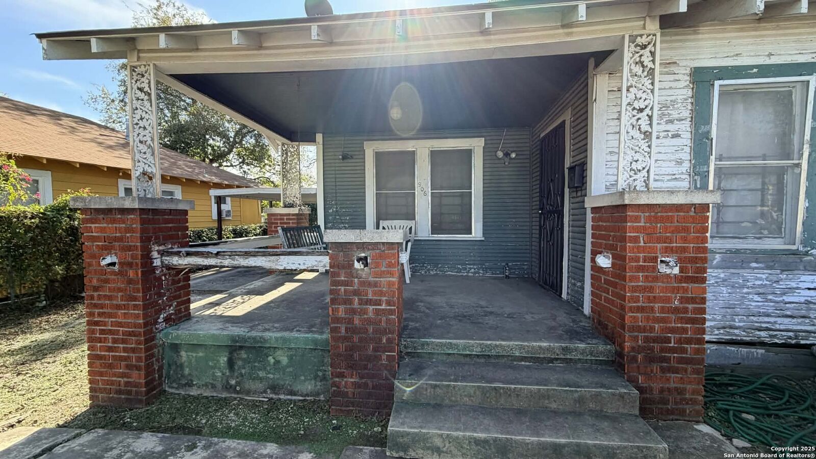 Property Photo:  906 Canton  TX 78202 