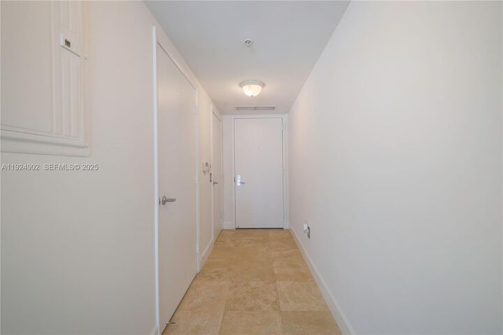 Property Photo:  41 SE 5th St 906  FL 33131 