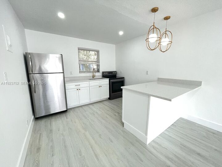 Property Photo: 2418 Polk St 103 FL 33020