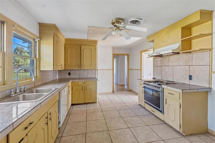 Property Photo:  1309 Rosetta Street  LA 70607 