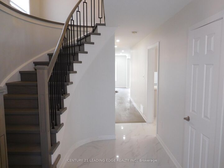 Photo de la propriété:  88 Hewitt Crescent Upper  ON L1S 7B4 