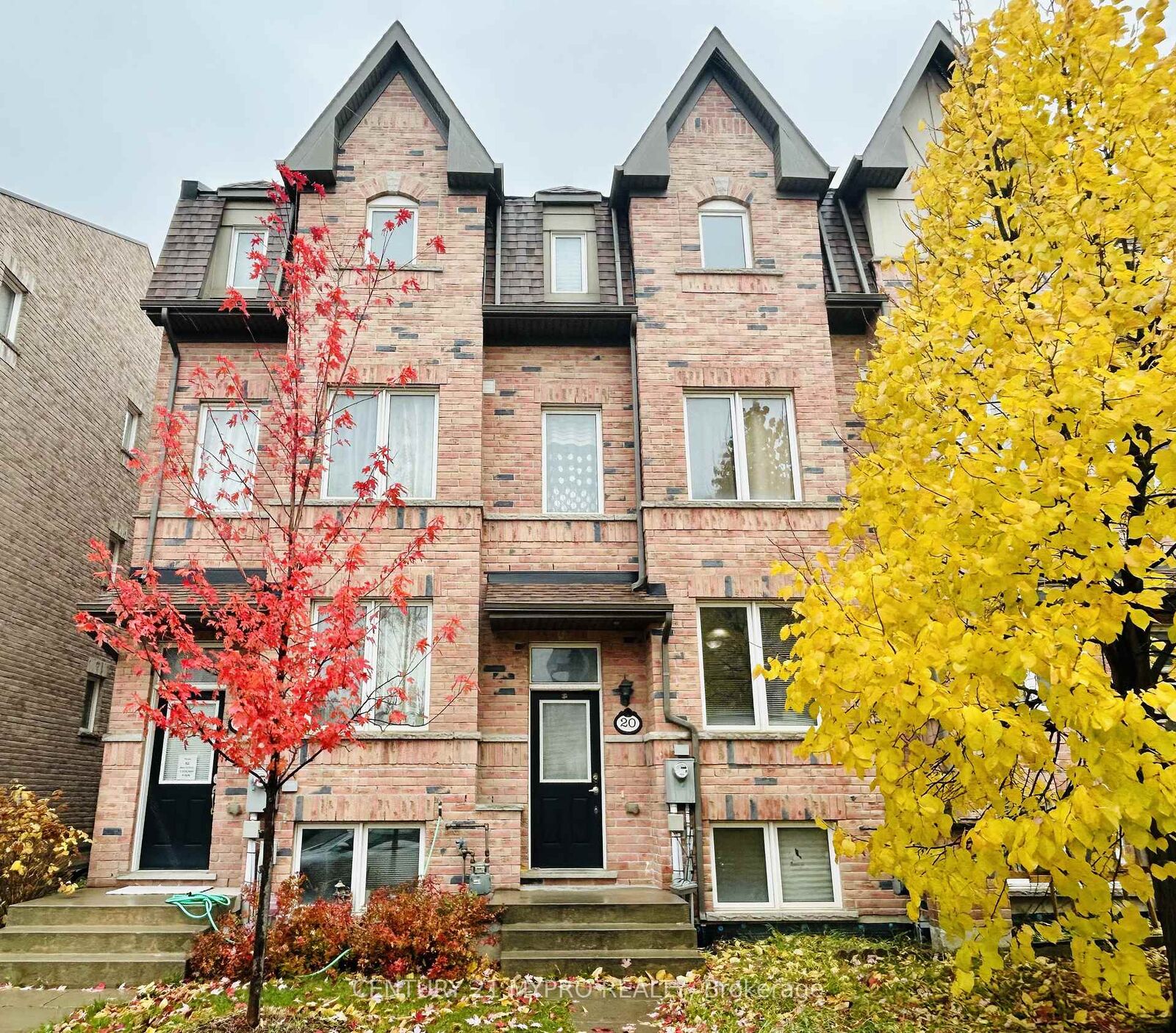 Photo de la propriété: 20 Zezel Way ON M1P 0C3