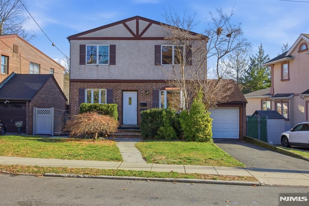 Property Photo: 1026 Jassamine Way NJ 07024