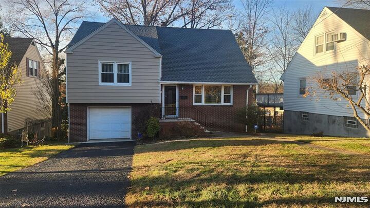 521 Chestnut Street  Ridgefield NJ 07657 photo