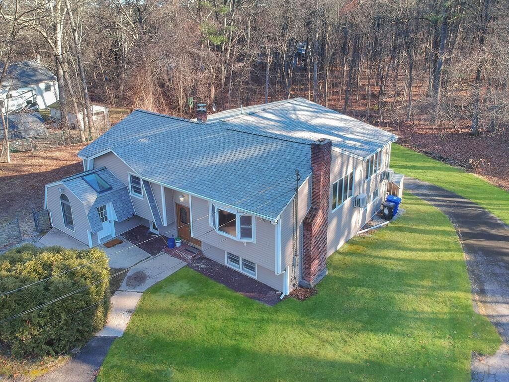 Property Photo:  8 Cheney Drive  NH 03051 