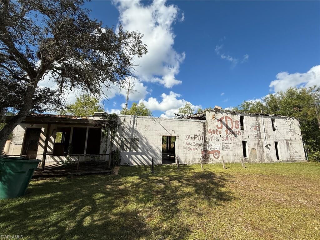 Property Photo: 1607 Auto Ranch Rd FL 34114