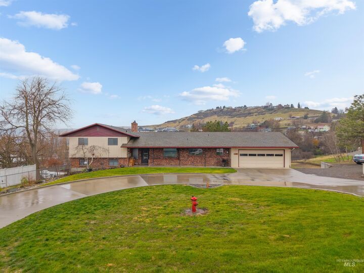 Property Photo:  1045 Post Lane  WA 99403 