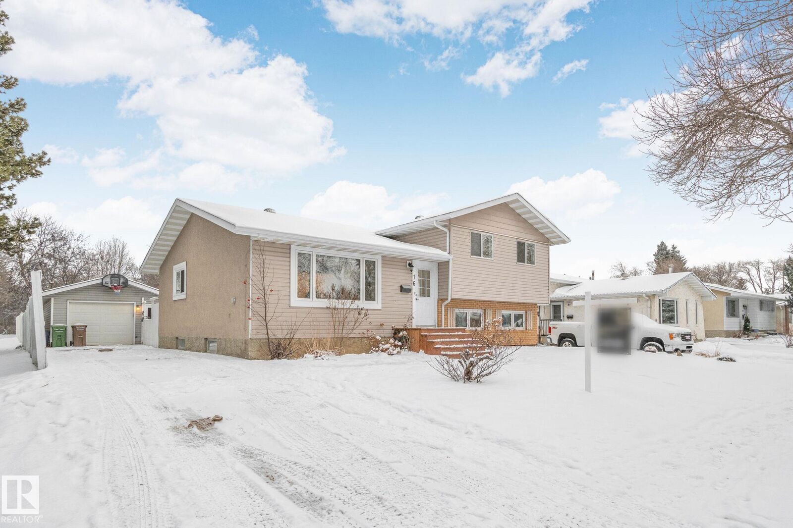 Property Photo: 16 Larose Drive AB T8N 1S6