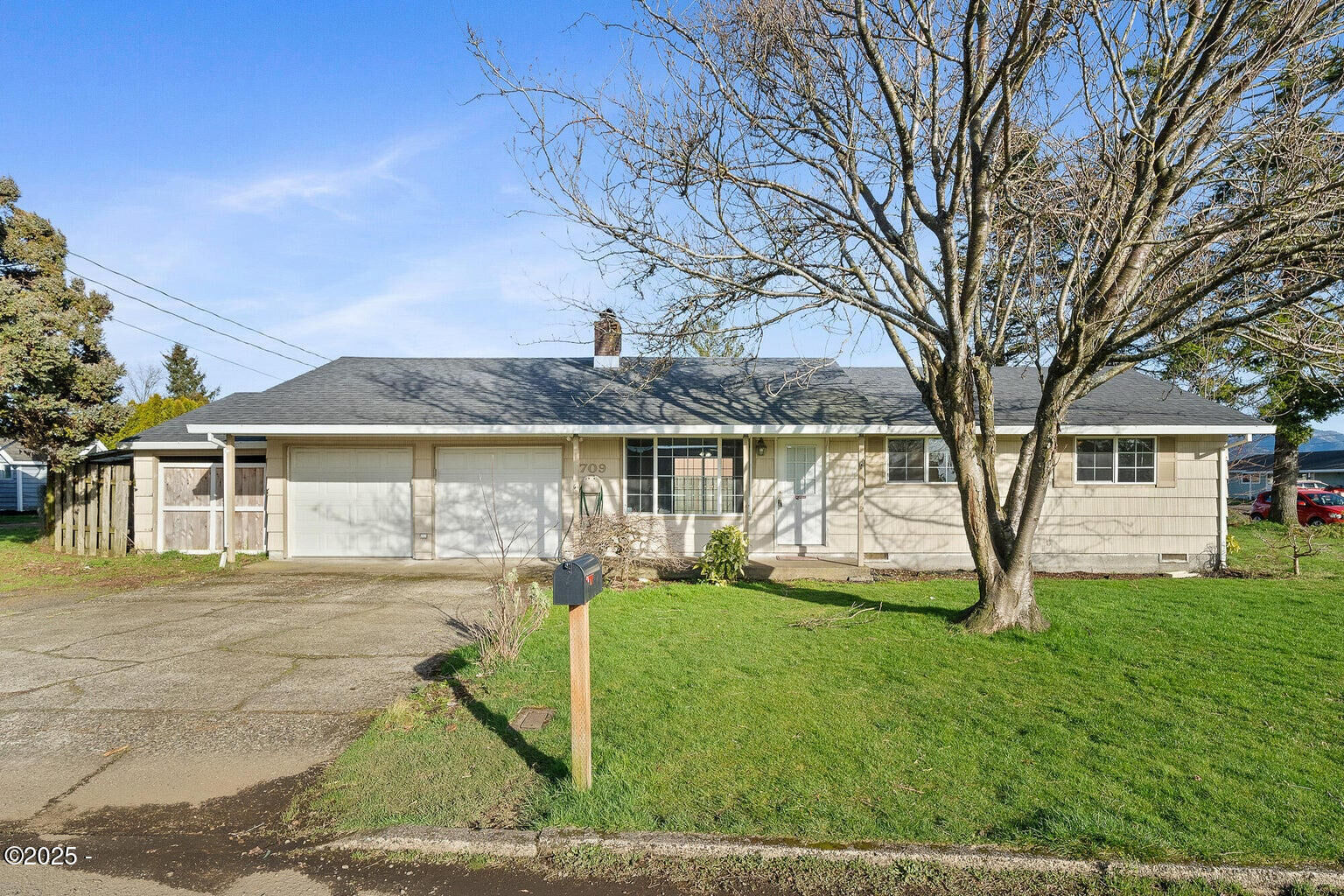 Property Photo:  709 Meadow Avenue  OR 97141 