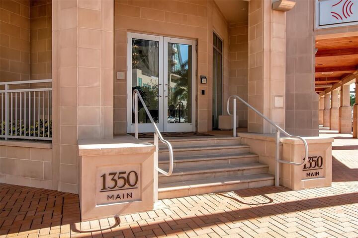 Property Photo: 1350 Main Street 707 FL 34236