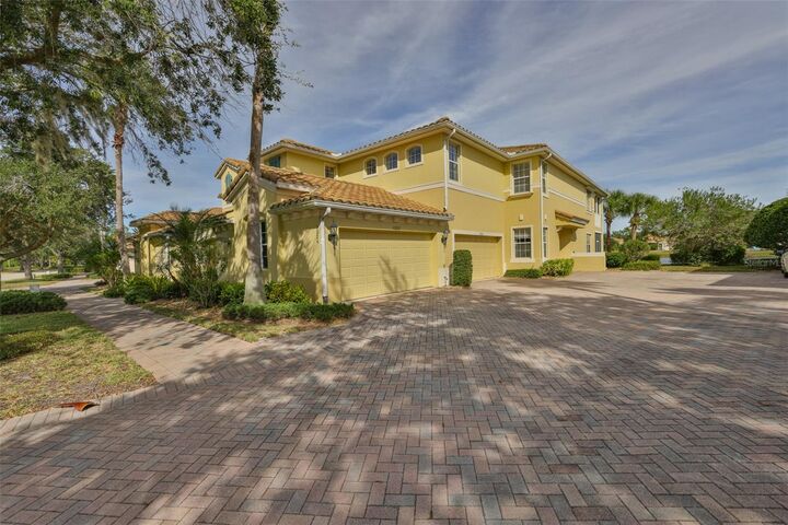 Property Photo:  1324 Emerald Dunes Drive  FL 33573 